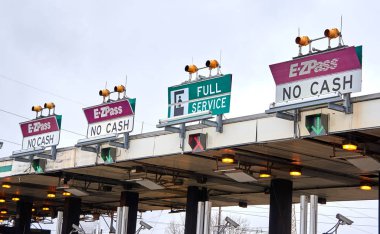 New York, Amerika Birleşik Devletleri - 14 Aralık 2018: Ezpass işaret ve terminal. E Zpass birikmiş yollar, tüneller ve köprüler ve tüneller Amerika Birleşik Devletleri'nde kullanılan elektronik ücret toplama sistemidir