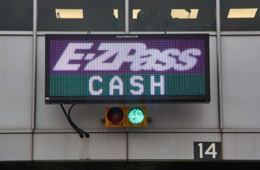 New York, Amerika Birleşik Devletleri - 14 Aralık 2018: Ezpass işareti ve terminal. E Zpass birikmiş yollar, tüneller ve köprüler ve tüneller Amerika Birleşik Devletleri'nde kullanılan elektronik ücret toplama sistemidir