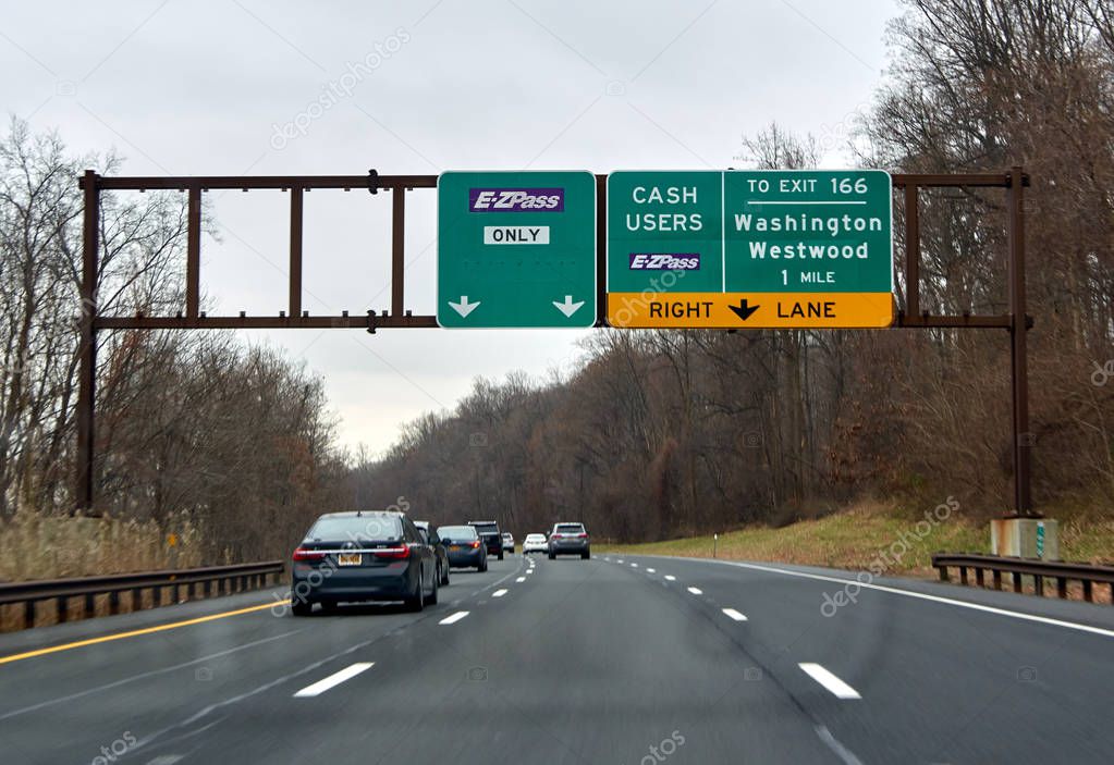 NUEVA YORK, EE.UU. 14 DE DICIEMBRE DE 2018 Señales EZPass y terminal