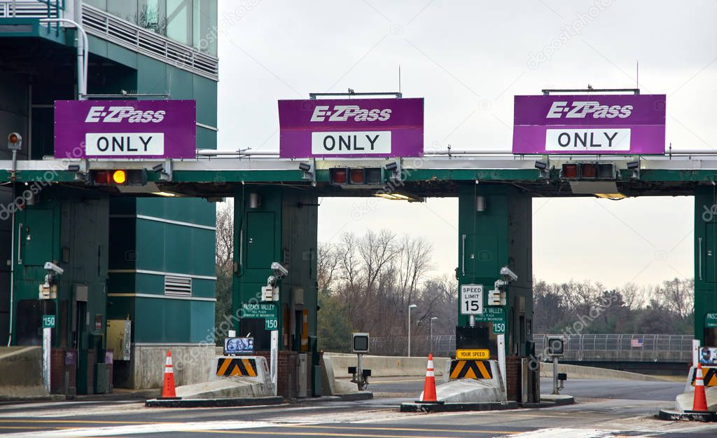 NUEVA YORK, EE.UU. 14 DE DICIEMBRE DE 2018 Señales EZPass y terminal