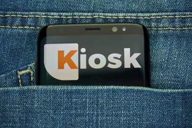 Montreal, Kanada - 23 Aralık 2018: Kiosk Samsung s8 ekran android app. Kiosk sınırsız dergi için bir erişim bir dijital platformdur.