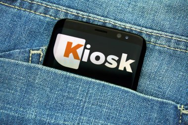 Montreal, Kanada - 23 Aralık 2018: Kiosk Samsung s8 ekran android app. Kiosk sınırsız dergi için bir erişim bir dijital platformdur.