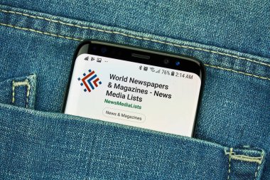 Montreal, Kanada - 23 Aralık 2018: Dünya gazete ve dergiler, Samsung s8 ekranda Newsmedialist android app.