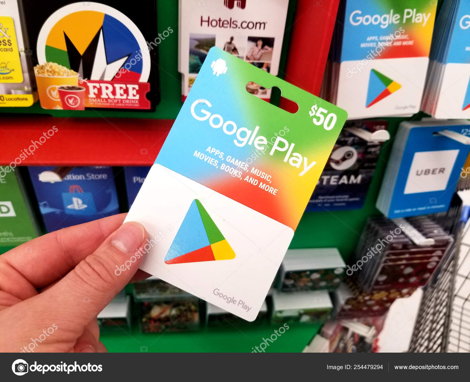 Google Play carte cadeau dans une main — Photo éditoriale © dennizn  #254479294