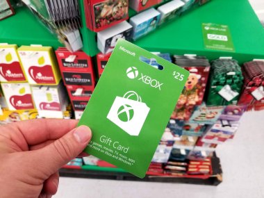 Xbox hediye kartı bir elinde