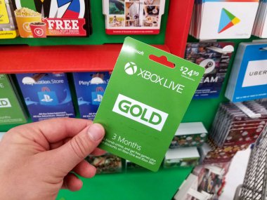 Xbox hediye kartı bir elinde