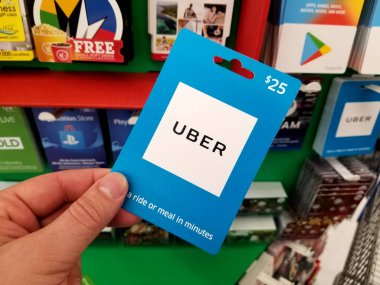 Uber hediye kartı bir elinde