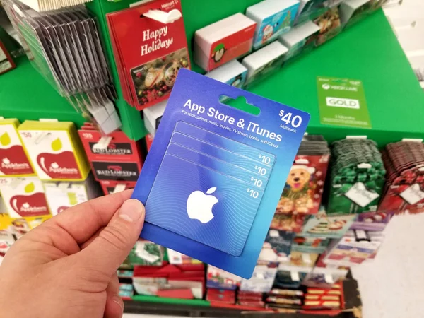 Apple hediye kartı bir elinde — Stok fotoğraf