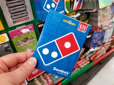 Dominos Pizza hediye kartı bir elinde