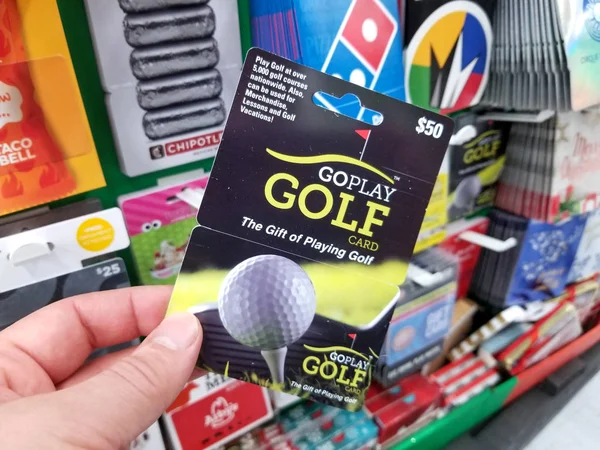 Bir elinde GoPlay Golf hediye kartı — Stok fotoğraf