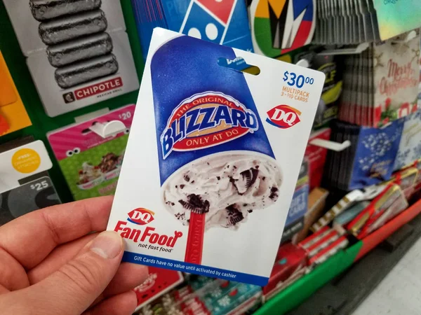 Tarjeta de regalo Blizzard DQ en una mano — Foto de Stock