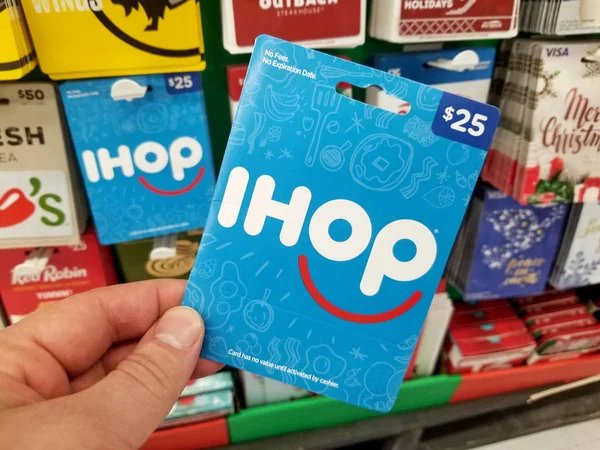 Tarjeta de regalo IHOP en una mano — Foto de Stock