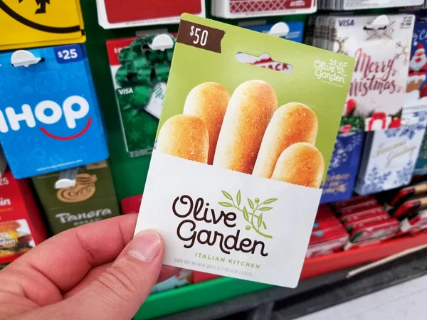 Tarjeta regalo Olive Garden en una mano — Foto de Stock