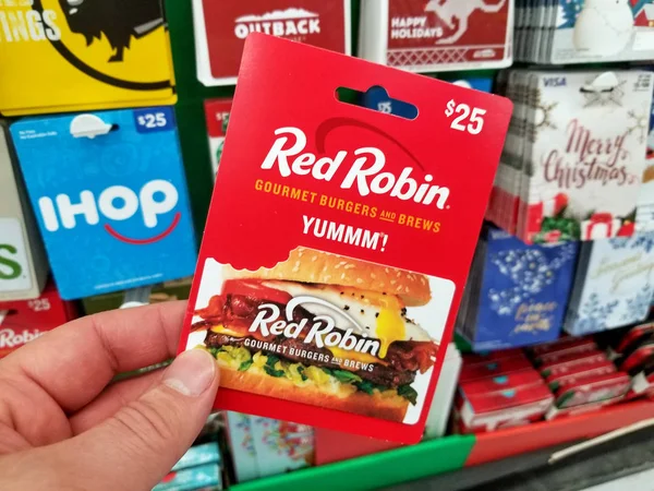 Red Robin tarjeta de regalo en una mano — Foto de Stock