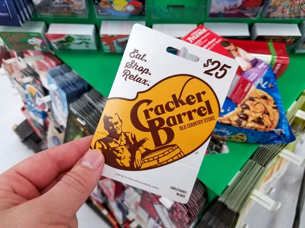 Cracker Barrel tarjeta de regalo en una mano — Foto de Stock
