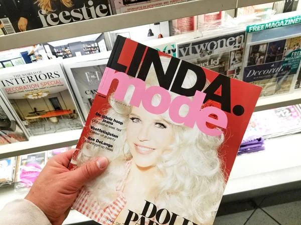 Linda Mode magazine dans une main — Photo