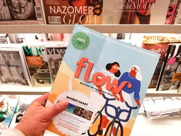 Revista de flujo en una mano — Foto de Stock