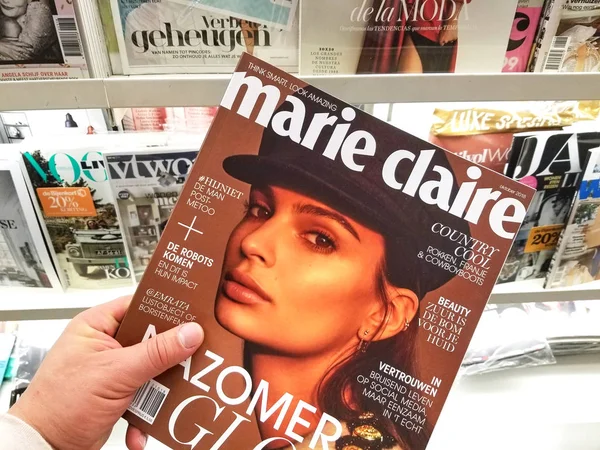 Marie claire magazin in einer hand — Stockfoto