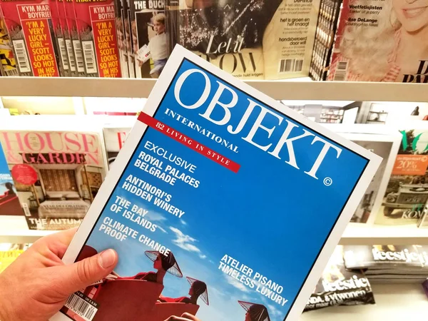 OBJEKT Revista internacional en una mano — Foto de Stock