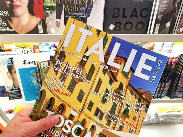Revista Italie en una mano — Foto de Stock