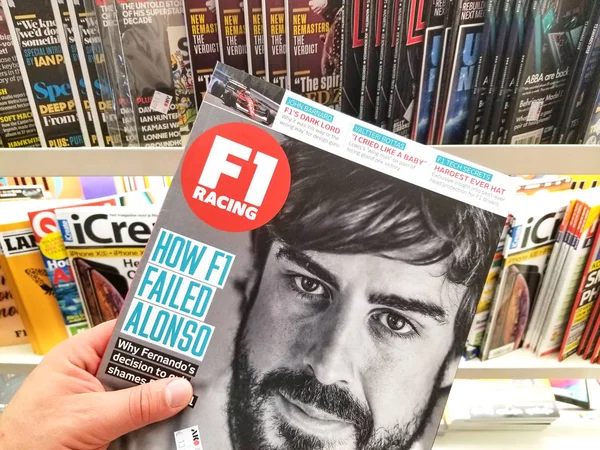 F1 Racing Magazine i hånd – stockfoto