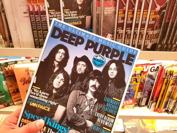 Magazine Deep Purple dans une main — Photo