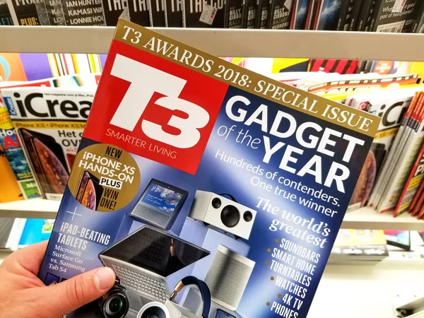 T3 magazine in a hand — Stock Photo, Image