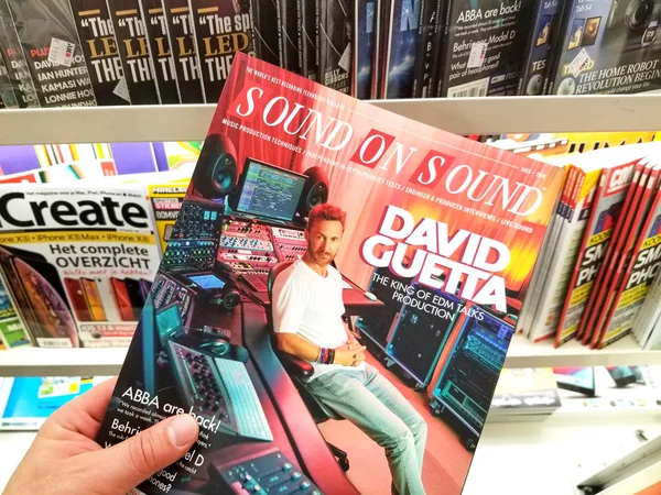 Revista Sound on Sound en una mano — Foto de Stock