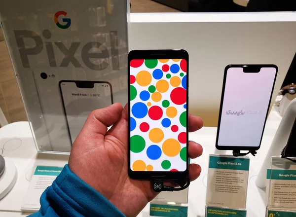 Google Pixel 3 โทรศัพท์ในมือ — ภาพถ่ายสต็อก