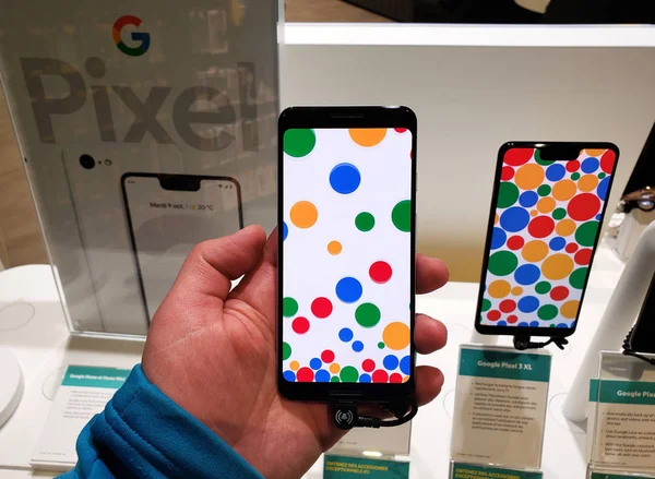 Google Pixel 3 โทรศัพท์ในมือ — ภาพถ่ายสต็อก