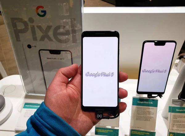 Google Pixel 3 โทรศัพท์ในมือ — ภาพถ่ายสต็อก