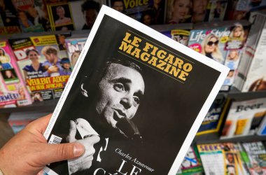 Le Figaro dergisinin bir elinde