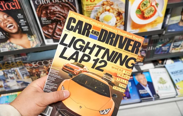 Autó-és meghajtó magazin a kezében — Stock Fotó