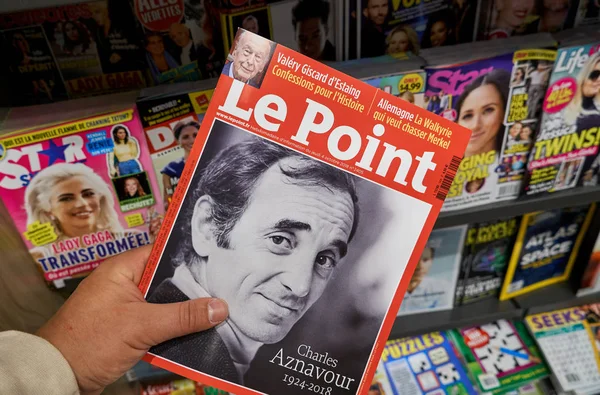 Le Point magazine à la main — Photo