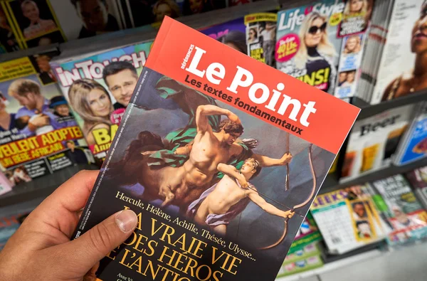 Magazyn Le Point w ręku — Zdjęcie stockowe