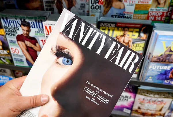 Vanity Fair magazine in een hand — Stockfoto