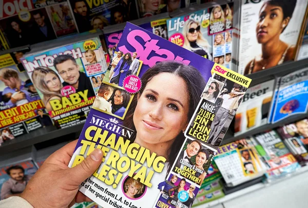 Star Magazine in een hand — Stockfoto