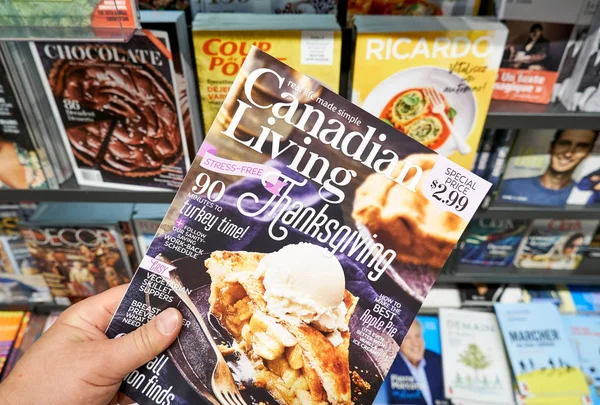 Canadian Living Magazine in een hand — Stockfoto