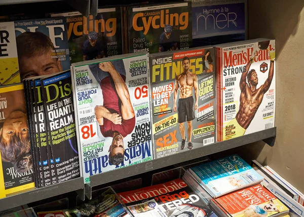 Revistas de hombres en una estantería — Foto de Stock