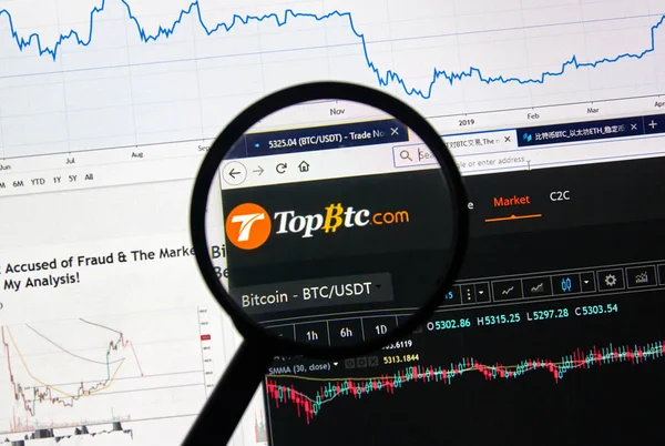 Сайт биржи криптовалют TopBTC.com — стоковое фото