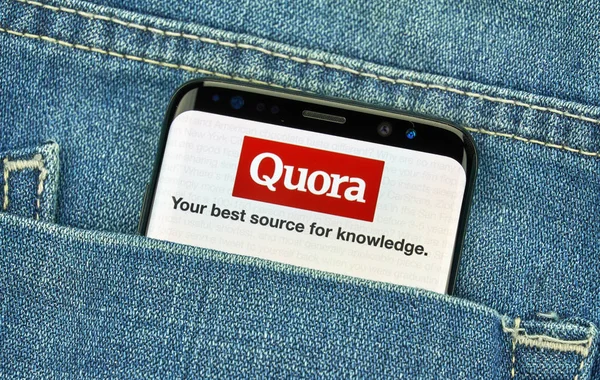 Мобильное приложение Quora на Samsung s8 . — стоковое фото