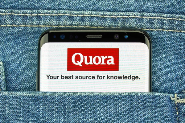 Мобильное приложение Quora на Samsung s8 . — стоковое фото