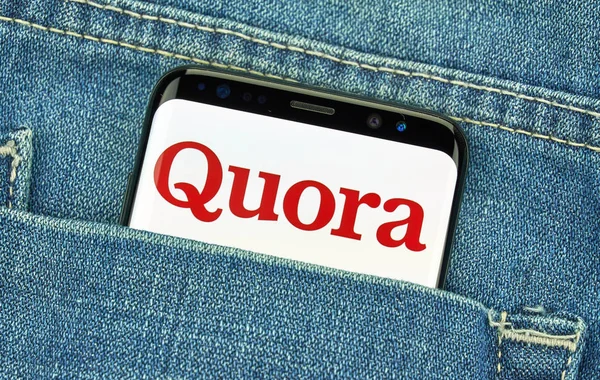 Мобильное приложение Quora на Samsung s8 . — стоковое фото