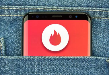 Samsung s8'de Tinder mobil uygulaması.