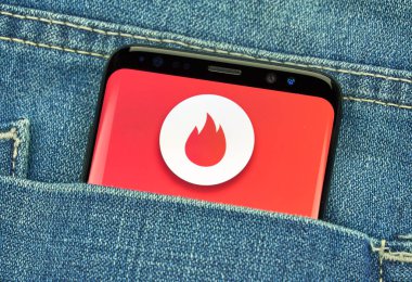 Samsung s8'de Tinder mobil uygulaması.