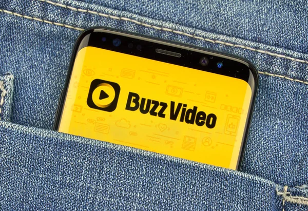 Мобильное приложение Buzz vide на Samsung s8 . — стоковое фото