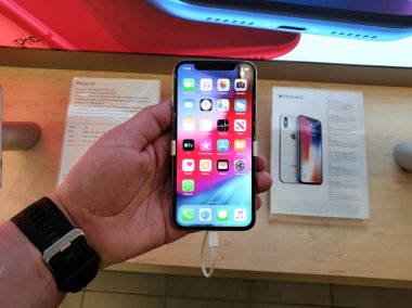 Apple iphone X bir elinde