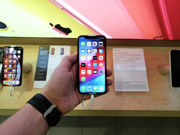 Apple Phone XR ในมือ — ภาพถ่ายสต็อก