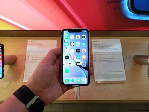 Apple Phone XR ในมือ — ภาพถ่ายสต็อก