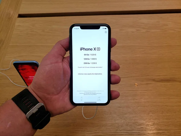손에 애플 전화 Xr — 스톡 사진